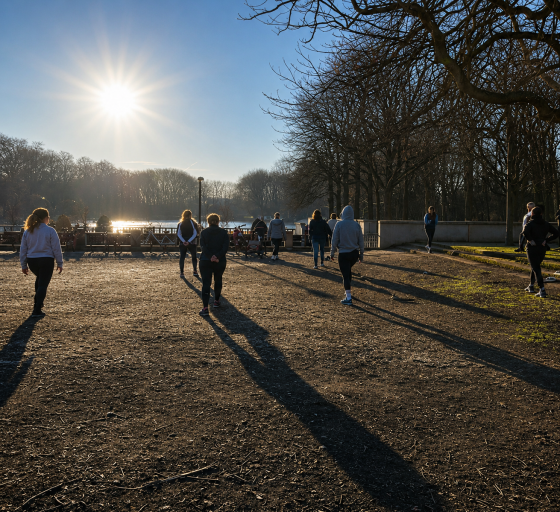 Personen beim Gruppentraining im Park